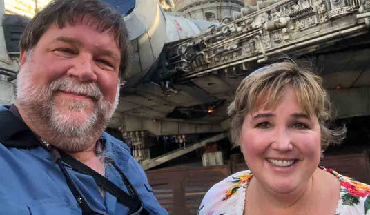 A picture of Robert and April Knecht, owners of Cannon Beach Treasure Company.